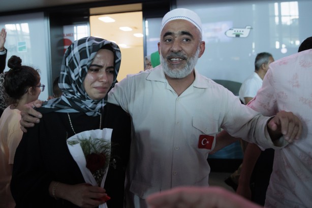 Foto - Yurda dönen ilk hacı kafilesi gözyaşlarıyla karşılandı