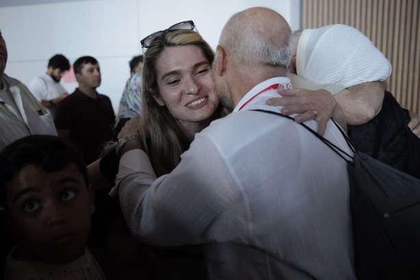 Foto - Yurda dönen ilk hacı kafilesi gözyaşlarıyla karşılandı