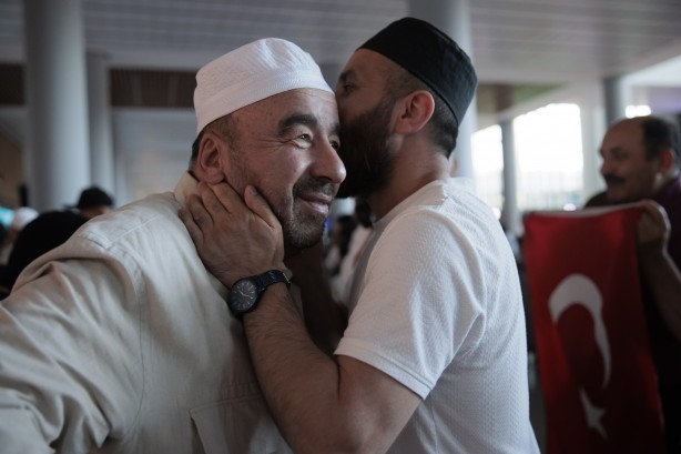 Foto - Yurda dönen ilk hacı kafilesi gözyaşlarıyla karşılandı
