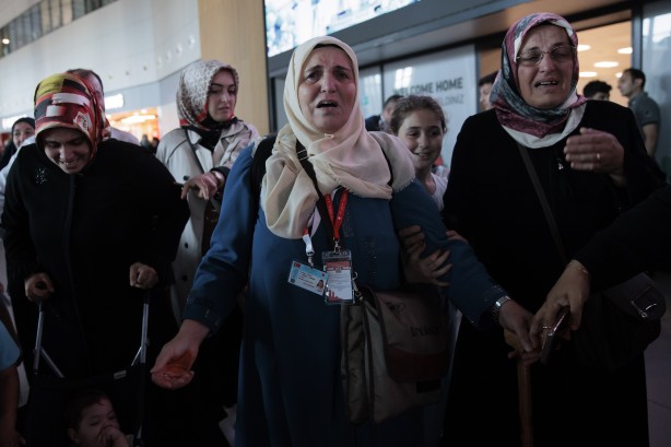 Foto - Yurda dönen ilk hacı kafilesi gözyaşlarıyla karşılandı