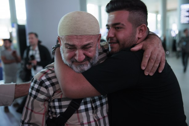 Yurda dönen ilk hacı kafilesi gözyaşlarıyla karşılandı