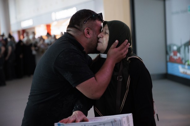 Foto - Yurda dönen ilk hacı kafilesi gözyaşlarıyla karşılandı