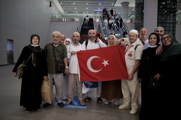 Foto - Yurda dönen ilk hacı kafilesi gözyaşlarıyla karşılandı