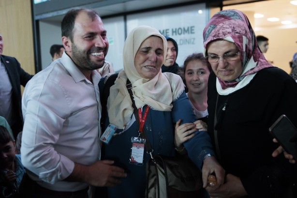 Foto - Yurda dönen ilk hacı kafilesi gözyaşlarıyla karşılandı