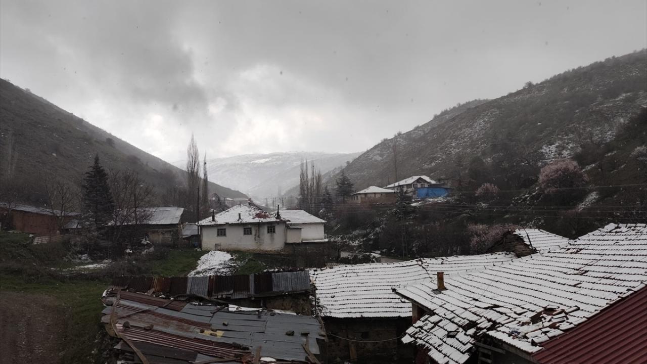 Yurdun bazı bölgelerinde kar yağışı etkili oluyor
