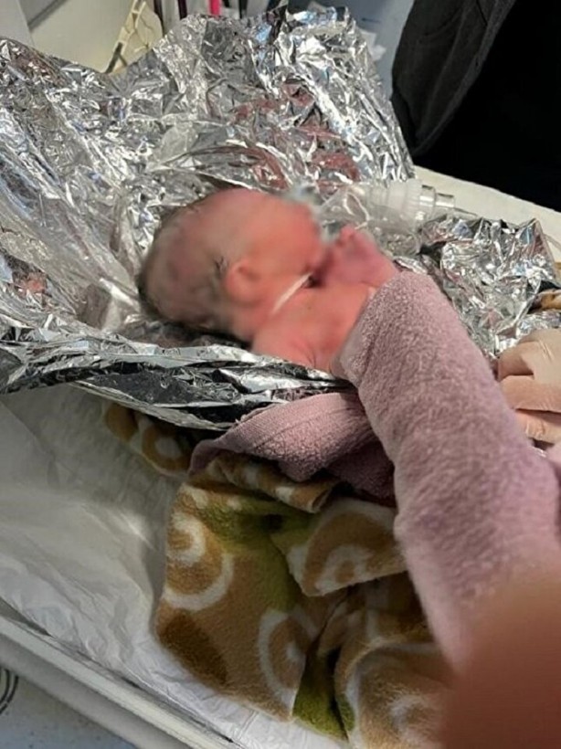 Foto - Yürek burkan görüntü! Sokakta doğurduğu bebeğini poşete koyup terk etti