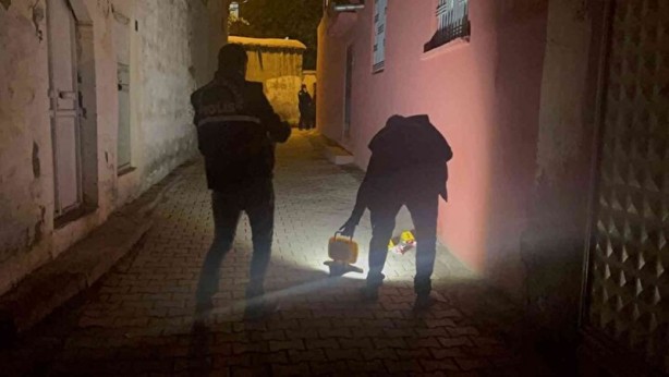 Yürek burkan görüntü! Sokakta doğurduğu bebeğini poşete koyup terk etti