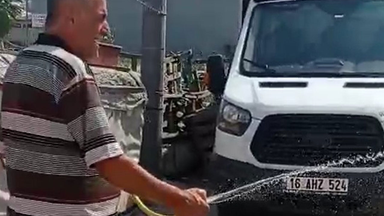 Foto - Yürek ısıtan anlar! Sıcakta zor anlar yaşayan leylek böyle ferahladı