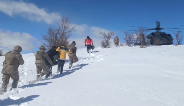 Foto - Yürek ısıtan görüntü! Kanser hastasının imdadına Mehmetçik yetişti