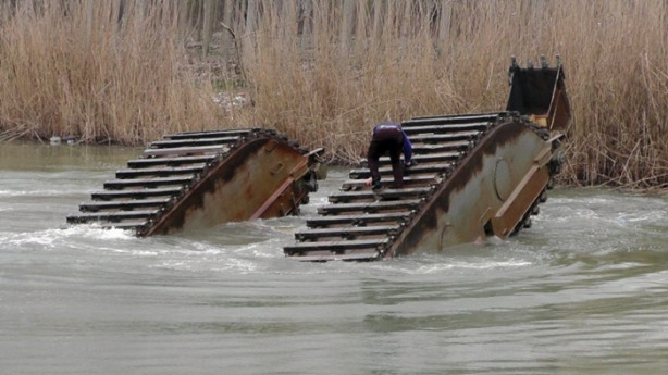 Foto - Yürekler ağza geldi! İş makinesi ters döndü...