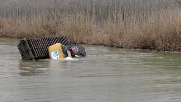 Foto - Yürekler ağza geldi! İş makinesi ters döndü...