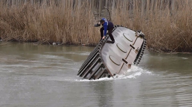 Foto - Yürekler ağza geldi! İş makinesi ters döndü...