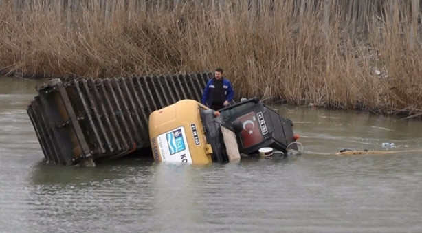 Yürekler ağza geldi! İş makinesi ters döndü...