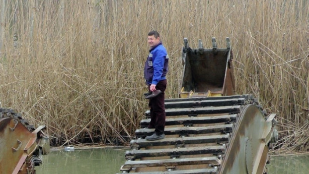 Foto - Yürekler ağza geldi! İş makinesi ters döndü...