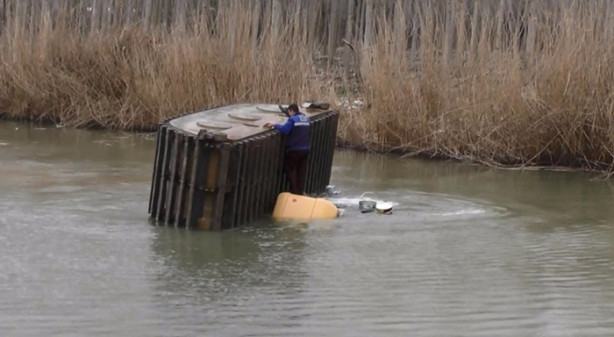 Foto - Yürekler ağza geldi! İş makinesi ters döndü...
