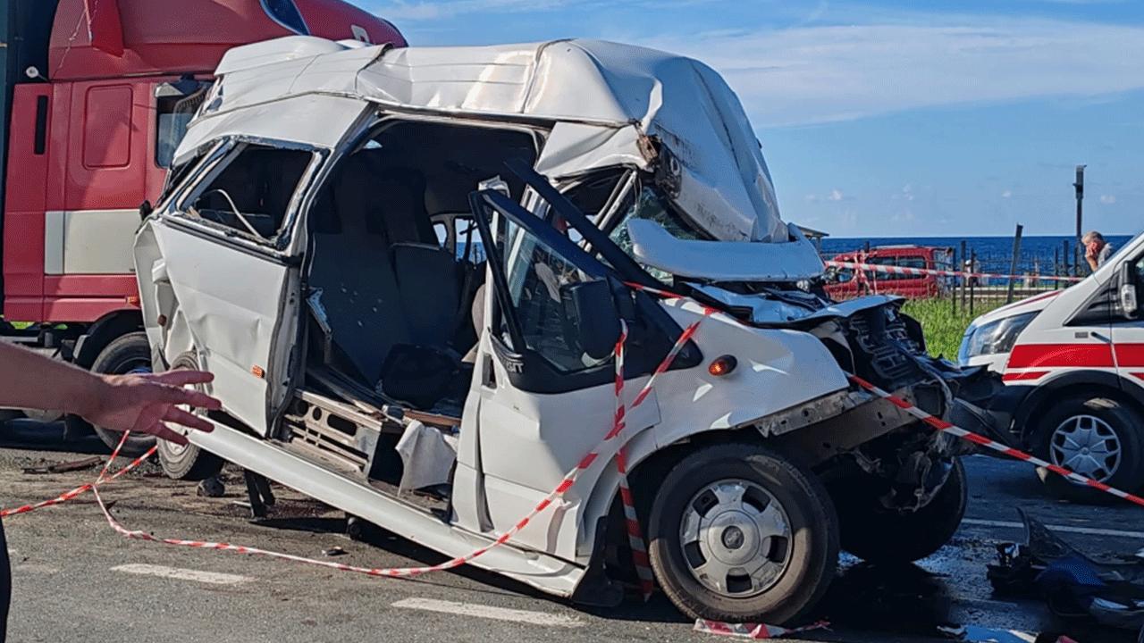 Yürekleri ağza getiren kaza: 15 kişi hastaneye kaldırıldı