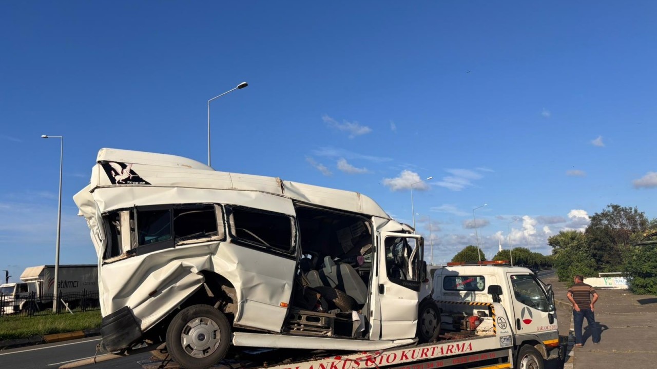Foto - Yürekleri ağza getiren kaza: 15 kişi hastaneye kaldırıldı