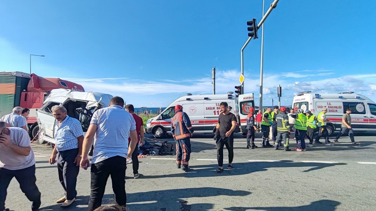 Foto - Yürekleri ağza getiren kaza: 15 kişi hastaneye kaldırıldı