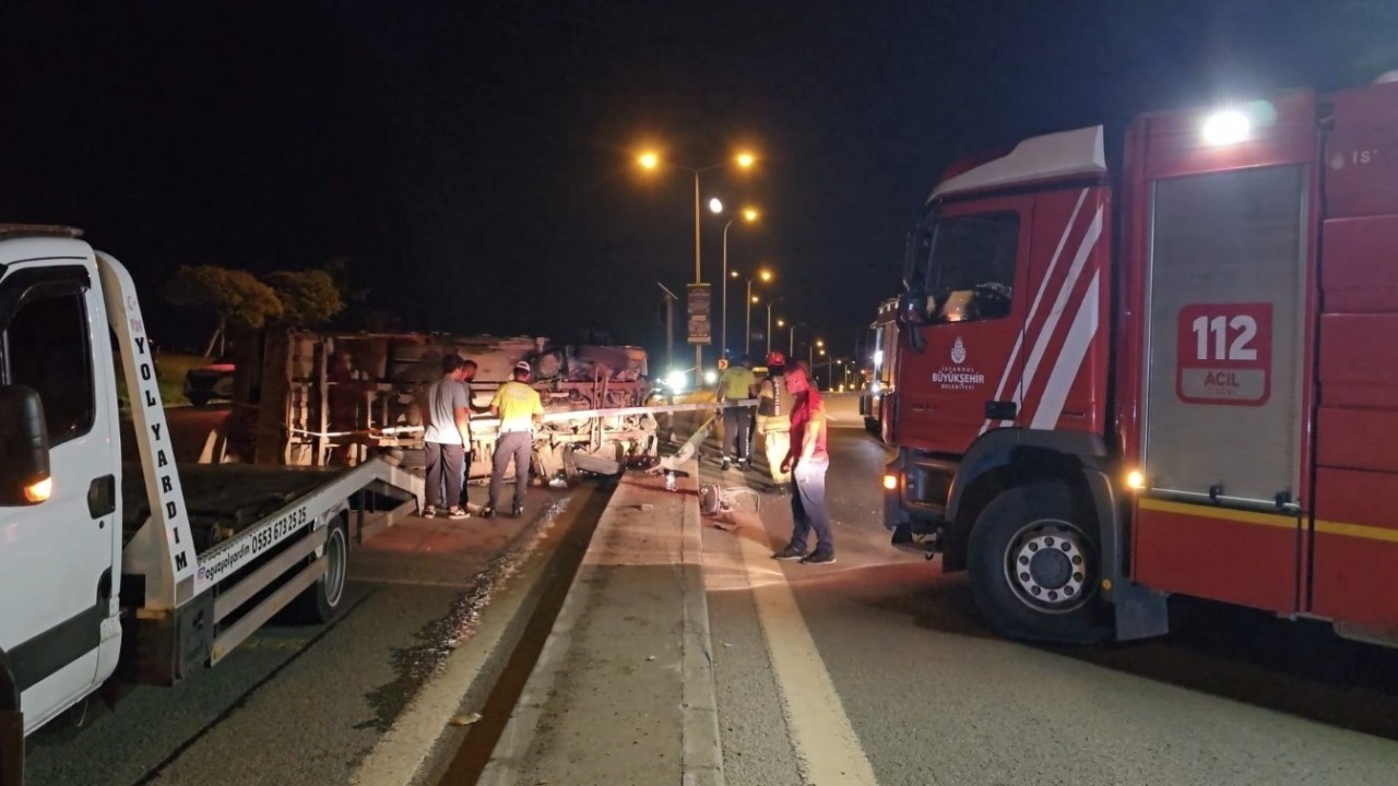 Foto - Yürekleri ağza getiren kaza! Aydınlatma direğine çarpan kamyonet devrildi