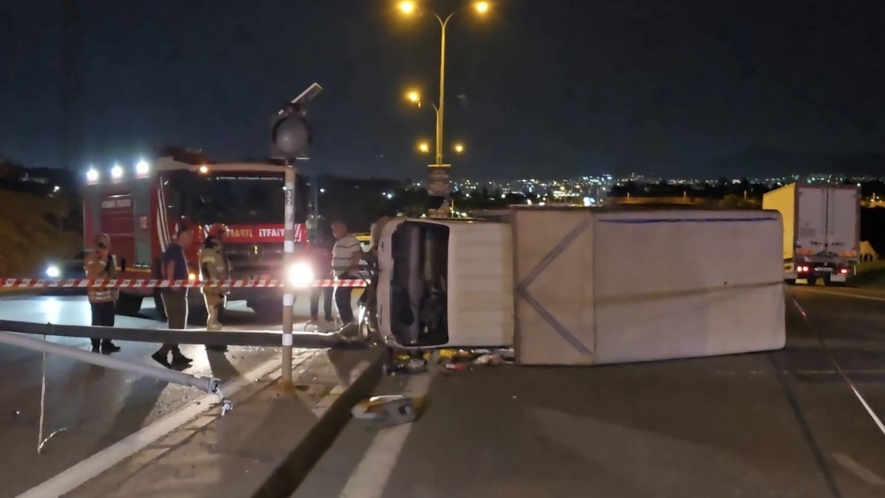 Foto - Yürekleri ağza getiren kaza! Aydınlatma direğine çarpan kamyonet devrildi