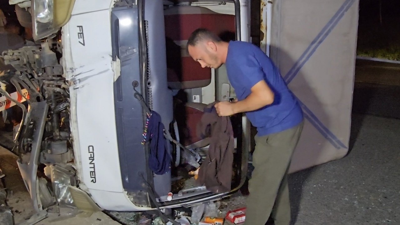 Foto - Yürekleri ağza getiren kaza! Aydınlatma direğine çarpan kamyonet devrildi