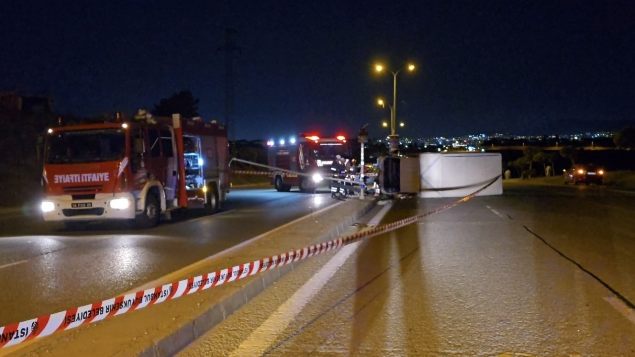 Foto - Yürekleri ağza getiren kaza! Aydınlatma direğine çarpan kamyonet devrildi