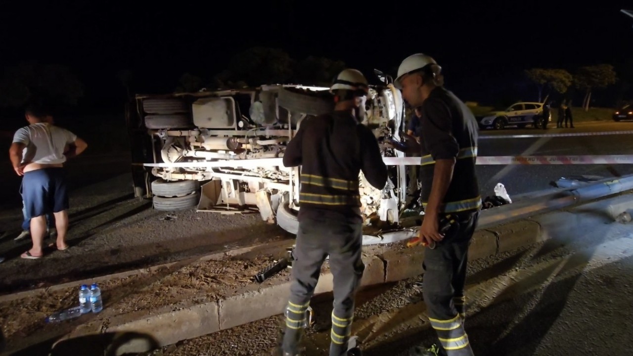 Yürekleri ağza getiren kaza! Aydınlatma direğine çarpan kamyonet devrildi