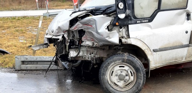 Foto - Yürekleri ağza getiren kaza! Minibüs ile tır çarpıştı