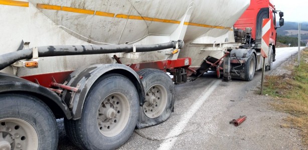 Foto - Yürekleri ağza getiren kaza! Minibüs ile tır çarpıştı