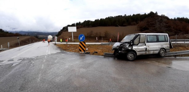Foto - Yürekleri ağza getiren kaza! Minibüs ile tır çarpıştı