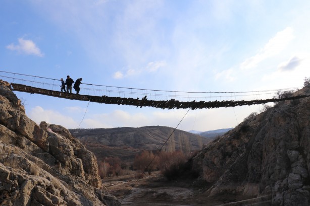 Yürekleri ağza getiren köprü! Tam 30 metre...