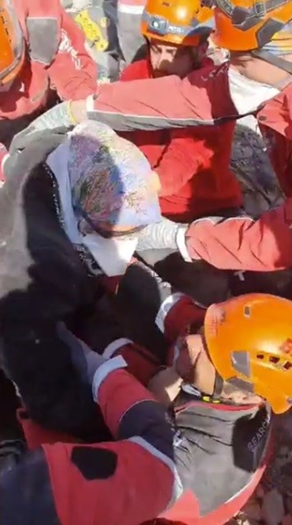 Foto - Yürekleri dağlayan dram! Enkaz altında kolunu kesip kanıyla bebeğini besledi