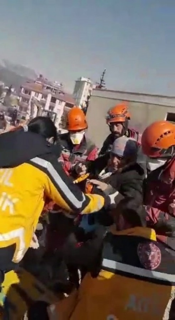 Foto - Yürekleri dağlayan dram! Enkaz altında kolunu kesip kanıyla bebeğini besledi