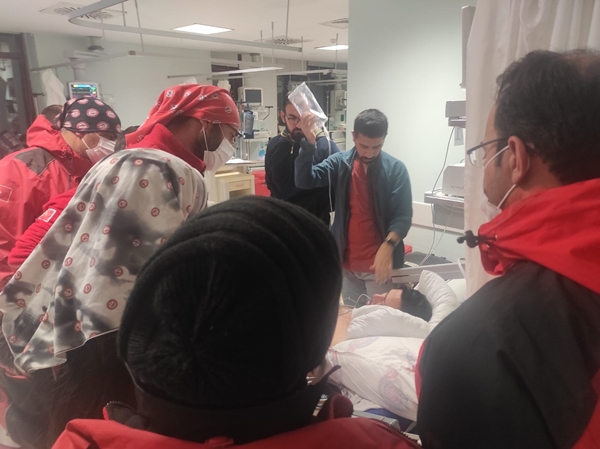 Foto - Yürekleri dağlayan dram! Enkaz altında kolunu kesip kanıyla bebeğini besledi