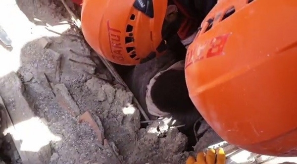 Foto - Yürekleri dağlayan dram! Enkaz altında kolunu kesip kanıyla bebeğini besledi