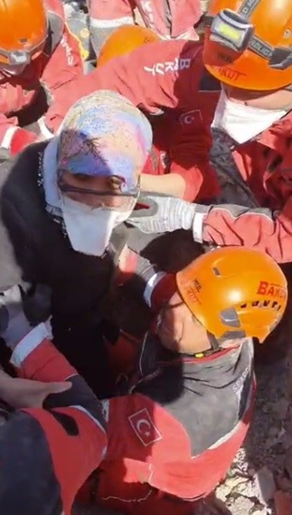 Foto - Yürekleri dağlayan dram! Enkaz altında kolunu kesip kanıyla bebeğini besledi