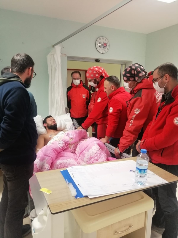 Foto - Yürekleri dağlayan dram! Enkaz altında kolunu kesip kanıyla bebeğini besledi