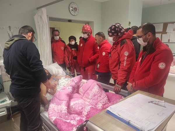 Yürekleri dağlayan dram! Enkaz altında kolunu kesip kanıyla bebeğini besledi