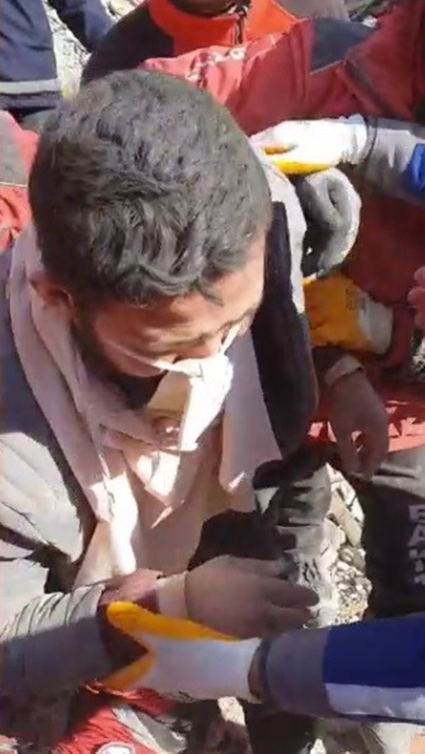 Foto - Yürekleri dağlayan dram! Enkaz altında kolunu kesip kanıyla bebeğini besledi