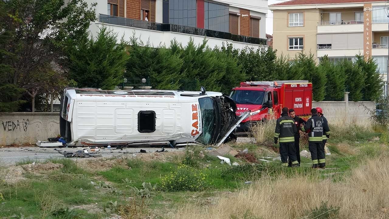 Yüreklerin ağza geldiği dehşet anı: Engelli evlatlarımızı taşıyan servis aracı otomobille çarpıştı!