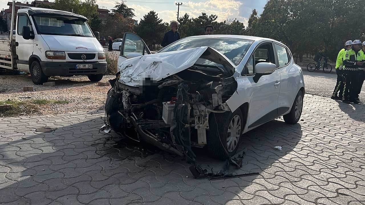 Foto - Yüreklerin ağza geldiği dehşet anı: Engelli evlatlarımızı taşıyan servis aracı otomobille çarpıştı!