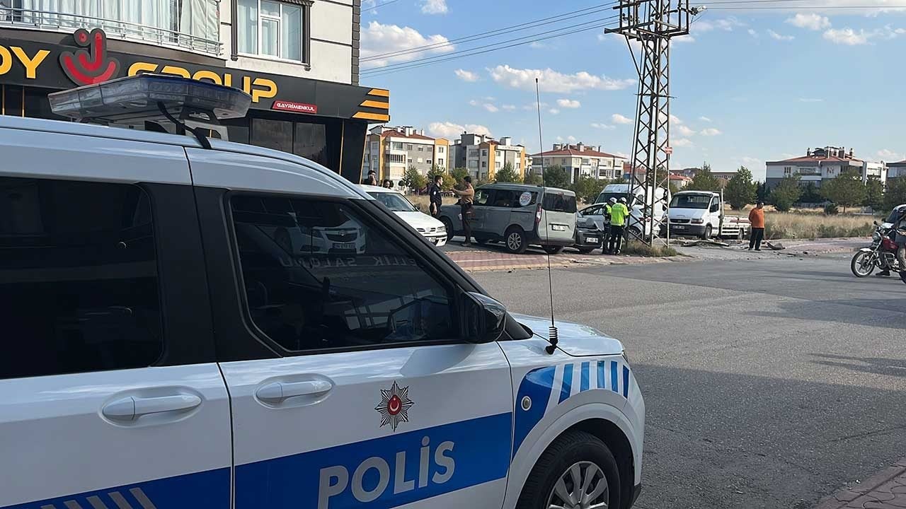 Foto - Yüreklerin ağza geldiği dehşet anı: Engelli evlatlarımızı taşıyan servis aracı otomobille çarpıştı!