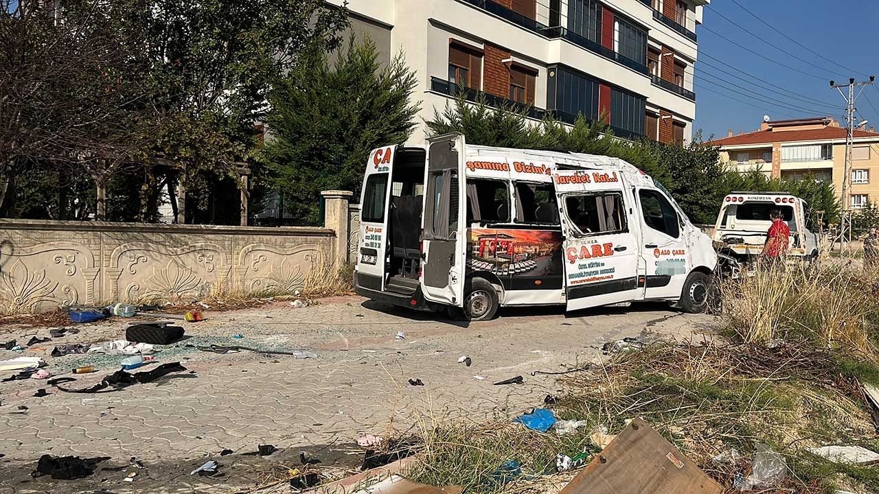 Foto - Yüreklerin ağza geldiği dehşet anı: Engelli evlatlarımızı taşıyan servis aracı otomobille çarpıştı!