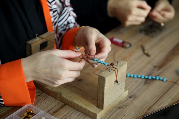 Yurt dışına gönderiyor! Kızı için yapmaya başladı şimdi talebe yetişemiyor