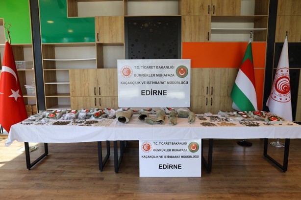 Foto - Yurt dışına kaçırılacaktı! 15 bin 751 parça tarihi eser ele geçirildi