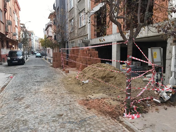 Foto - Yürürken dikkat edin! Hepimizin başına gelebilir