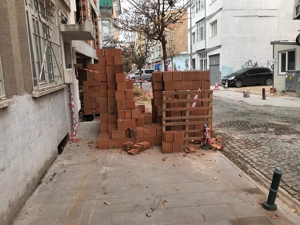 Foto - Yürürken dikkat edin! Hepimizin başına gelebilir