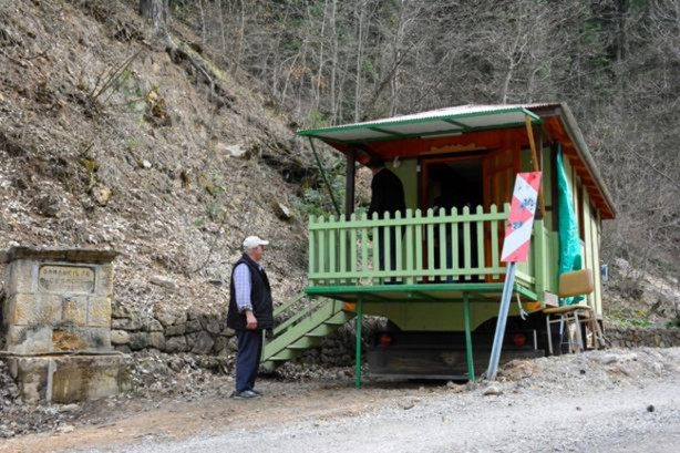  "Yürüyen ev"le doğanın tadını çıkarıyor 
