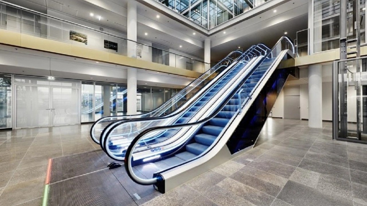 Foto - Yürüyen merdiven dehşeti: Çocuğun kolu koptu!