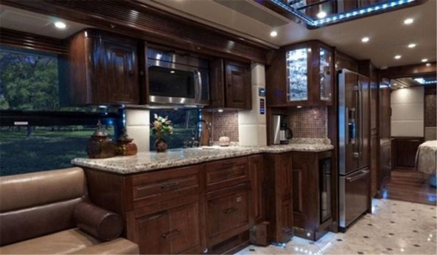 Foto - Yürüyen sarayın fiyatı hayrete düşürüyor!